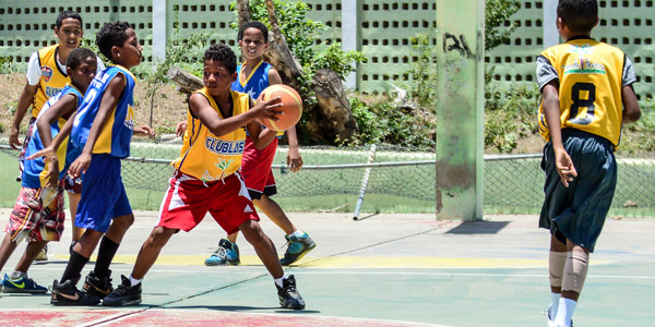 Los niños de “La Tía” participan en el torneo infantil de baloncesto